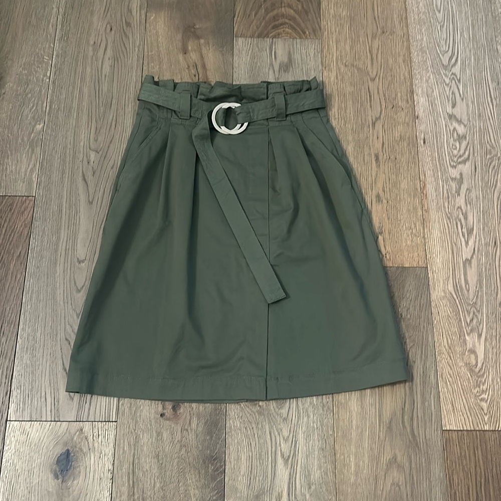High waisted pleated skirt